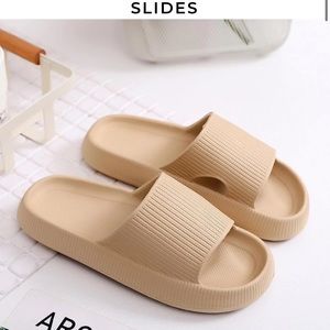 Beige cloud cushion slippers size 10